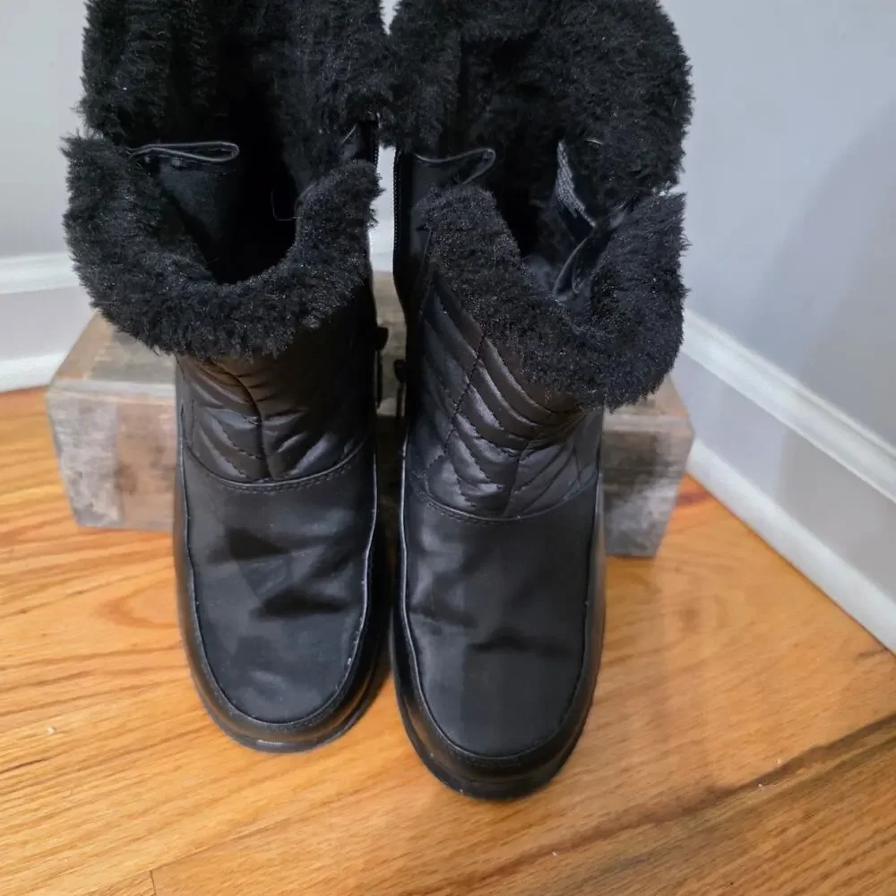 Totes Cozy Black Quilted Insulated Snow Winter Boots Faux Fur Lined WMS 7W